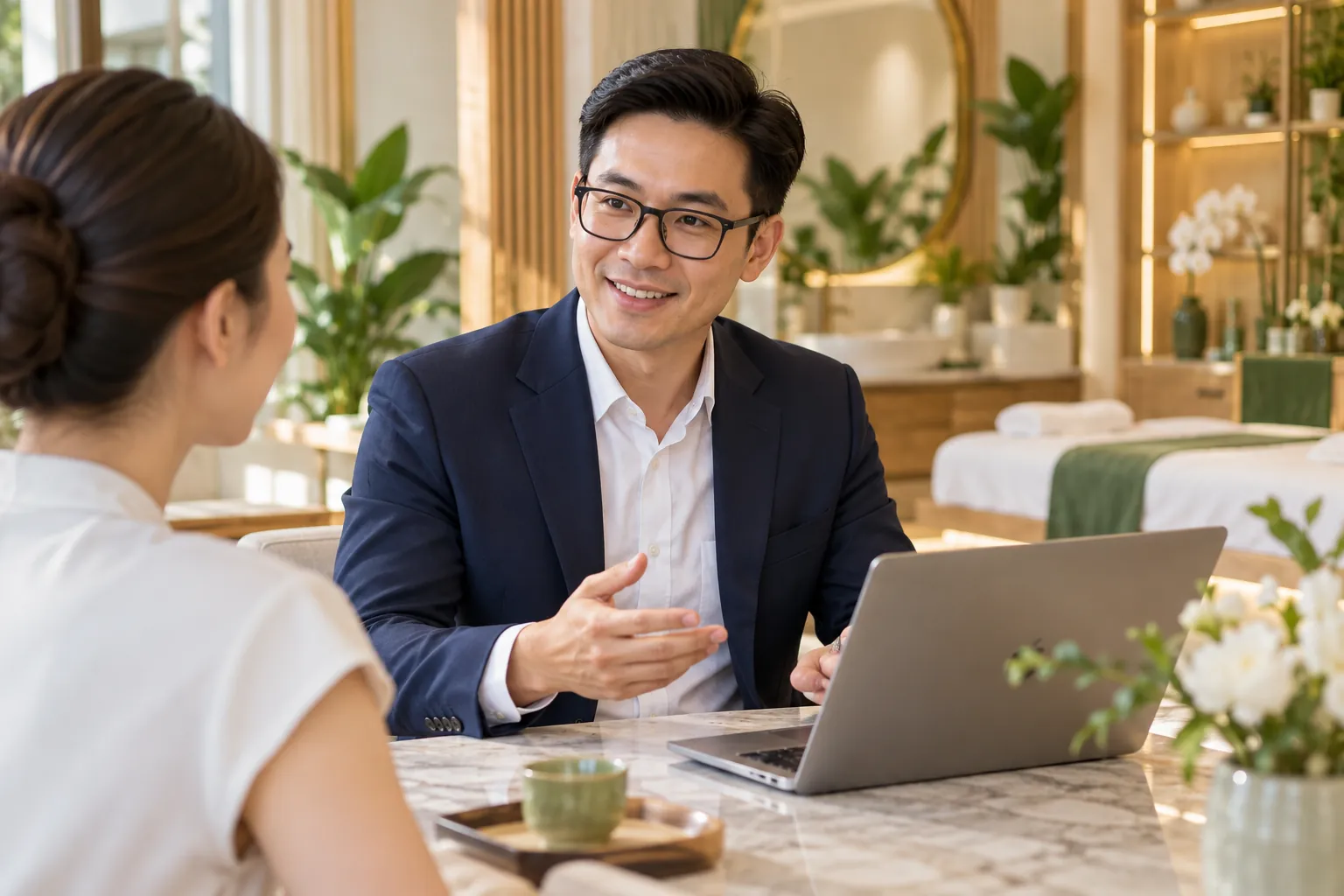 Chuyên gia tư vấn giải pháp trao đổi cùng khách hàng